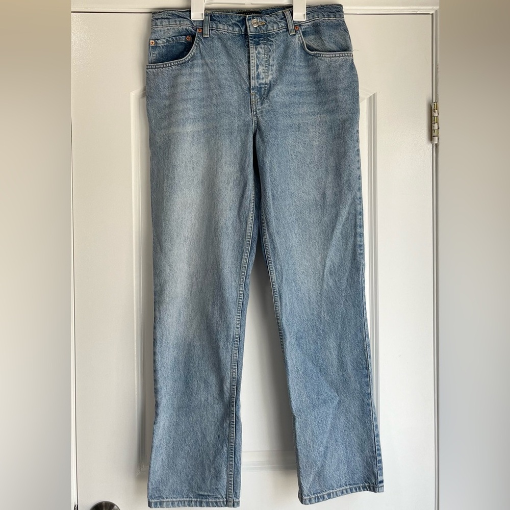 Asos Design Straight Leg Jeans in Lightwash
Size: 30/34